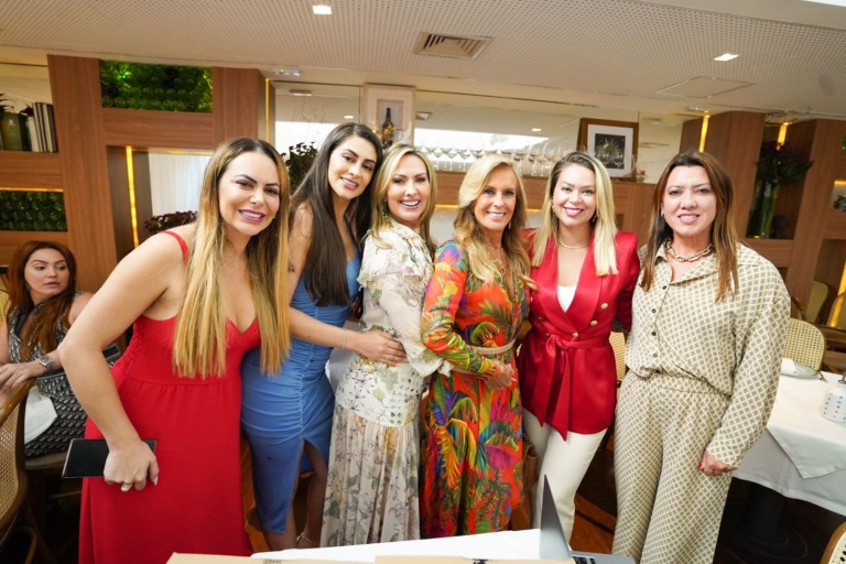 Mara Ferraz celebra seus 53 anos ao lado de personalidades como Helô Pinheiro e Beth Szafir