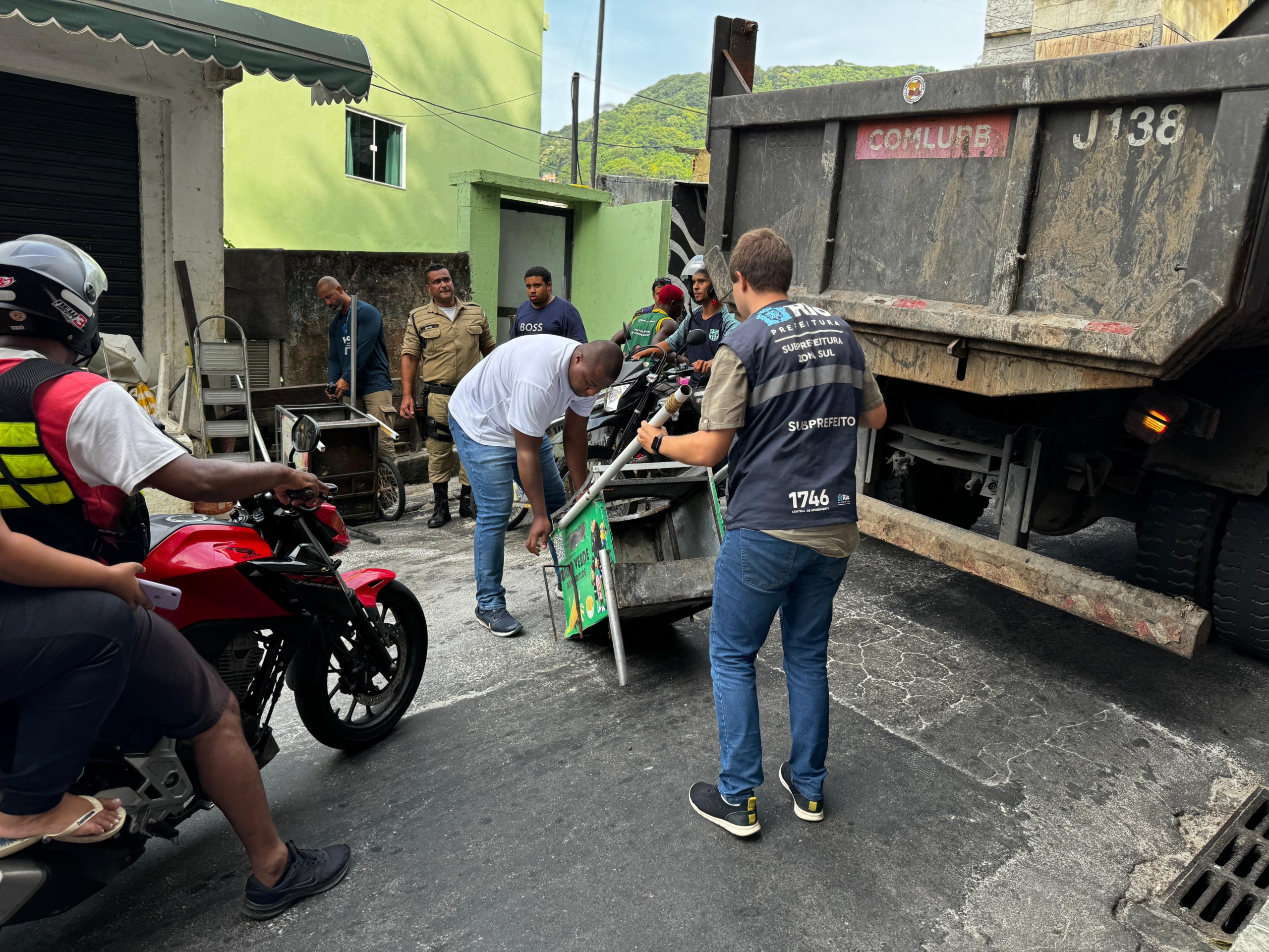 Prefeitura faz ação de ordenamento na Ladeira do Tabajaras para desobstruir o passeio público e coibir focos de dengue