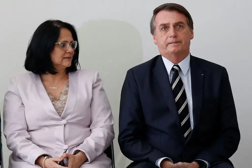 A ex-ministra dos Direitos Humanos Damares Alves e o ex-presidente Jair Bolsonaro. Foto: Adriano Machado/Reuters