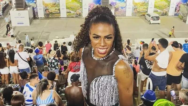 Além de passista, Amanda Soares fazia shows cantando sucessos do sertanejo em festas e no carnaval - Reprodução/Redes sociais