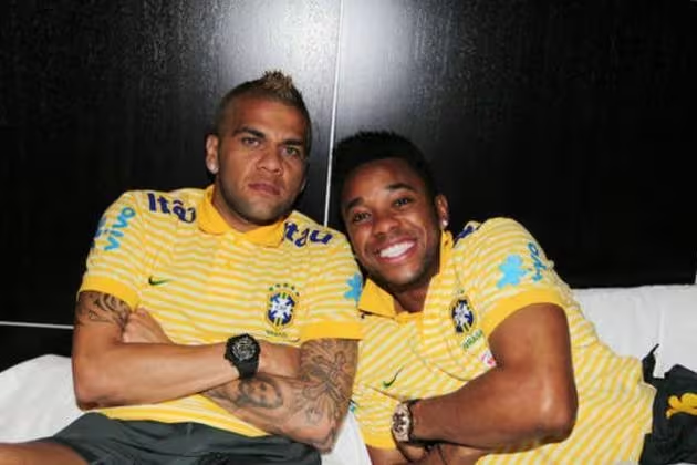 Daniel Alves e Robinho disputaram a Copa do Mundo de 2010 pela seleção brasileira. Foto: reprodução