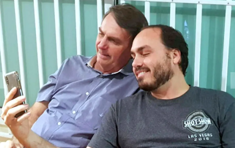 Jair e Carlos Bolsonaro - Foto: Reprodução