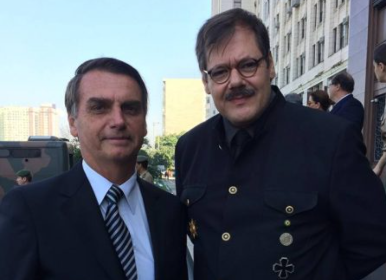 Bolsonaro ao lado de homem fantasiado de Hitler. Foto: reprodução