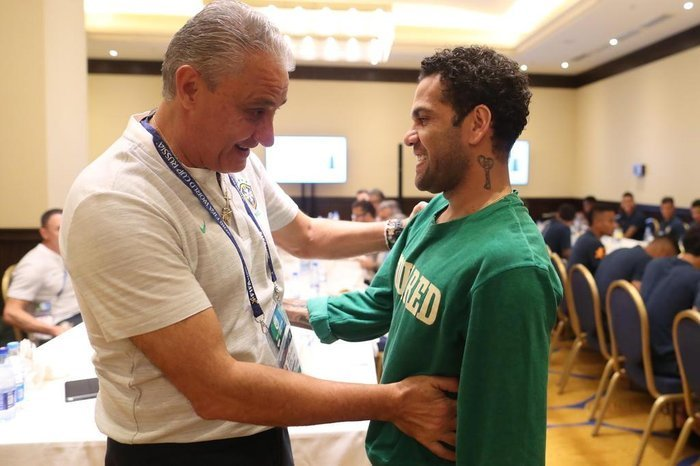 Tite e Daniel Alves. Foto: reprodução