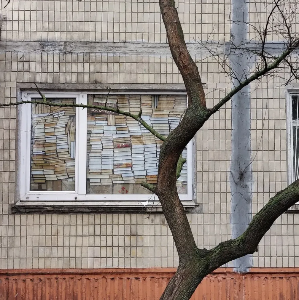 Foto postada em rede social mostra janela tampada com livros em Kiev — Foto: Reprodução/Instagram/Lev Schevchenko