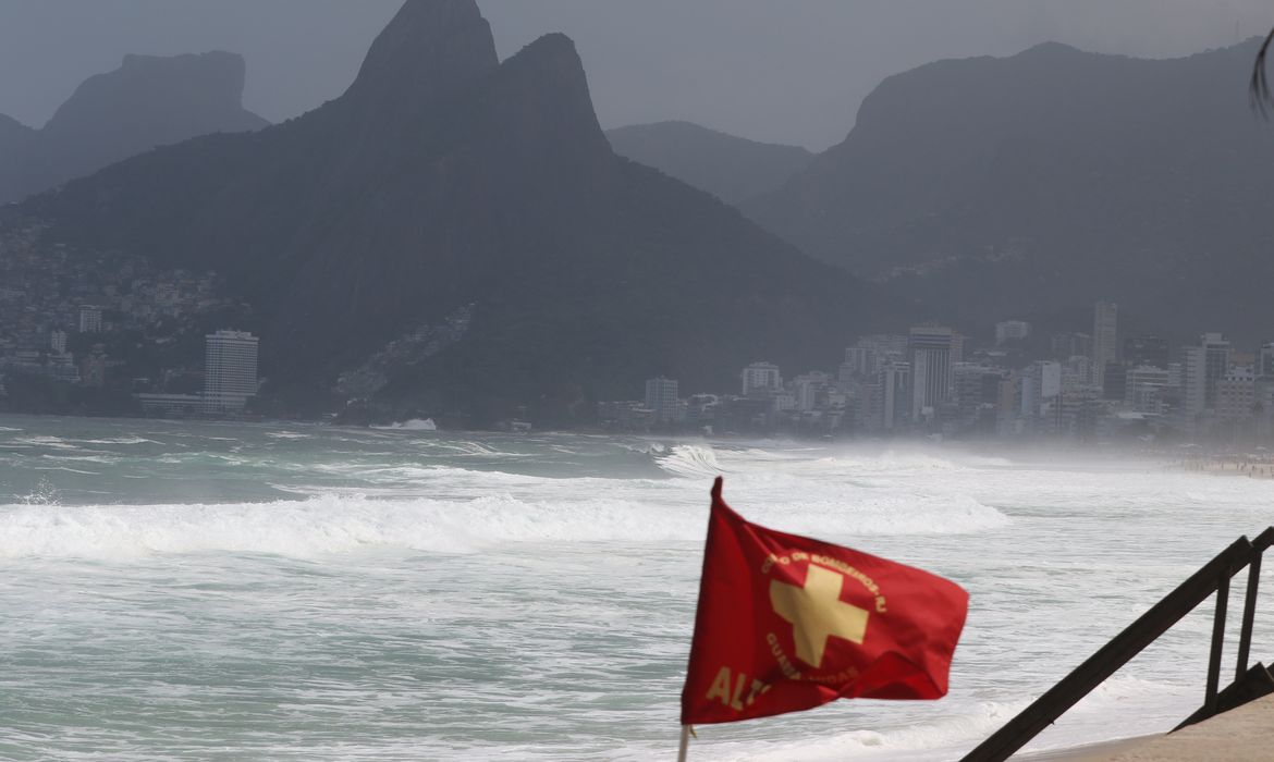 Inmet emite alerta de nível vermelho para chuvas intensas devido a ciclone subtropical no RJ e SP.