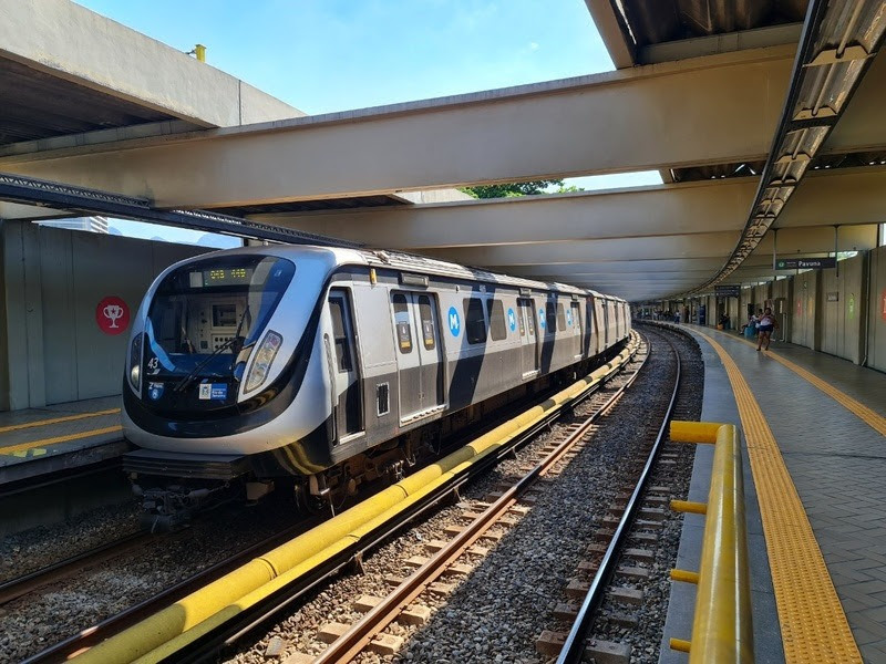 Esquema de funcionamento do MetrôRio neste fim de semana de desfiles de megablocos de rua no Centro do Rio, ensaios técnicos na Sapucaí e alterações no itinerário do MNS