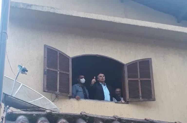 Bolsonaro aparece na janela de sua casa na Vila de Mambucaba, em Angra dos Reis — Foto: Reprodução/Redes sociais