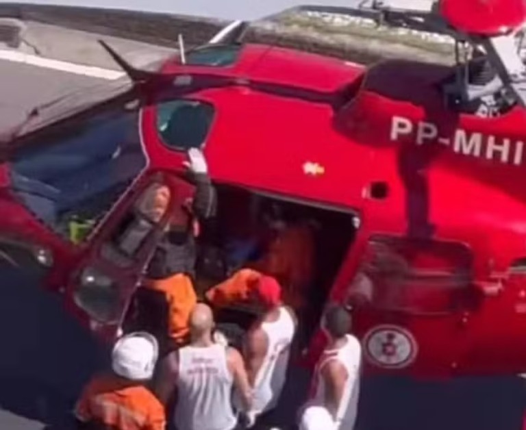 Helicóptero dos bombeiros resgatando criança na Barra da Tijuca, na Zona Oeste do Rio de Janeiro. Foto: Reprodução