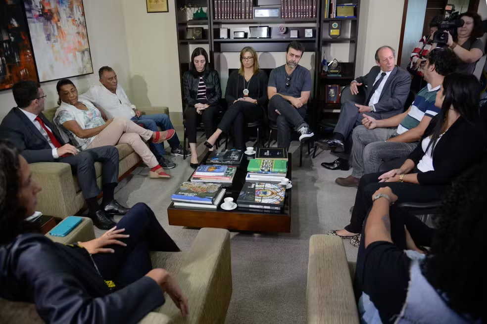 Rivaldo em reunião com a família de Marielle e Anderson um mês após o crime — Foto: Tânia Rêgo/Agência Brasil/Arquivo