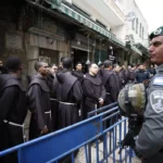 Soldados israelenses vigiam peregrinos cristão na Via Dolorosa, na Cidade Velha de Jerusalém ocupada, em 29 de março de 2024 [Saeed Qaq/Agência Anadolu]