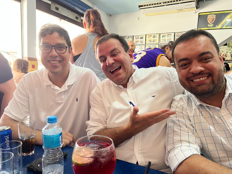 Eduardo Paes e Claudio Castro, juntos em um boteco do Cachambi, no Rio de Janeiro - Foto: Reprodução X