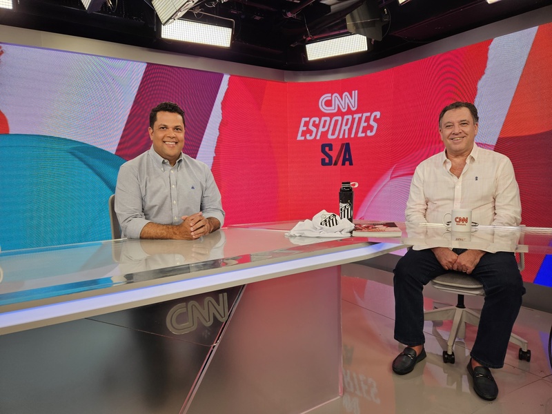 João Vítor Xavier (à esq) entrevista Marcelo Teixeira. Foto: Joao Ricardo Moreira/CNN Brasil