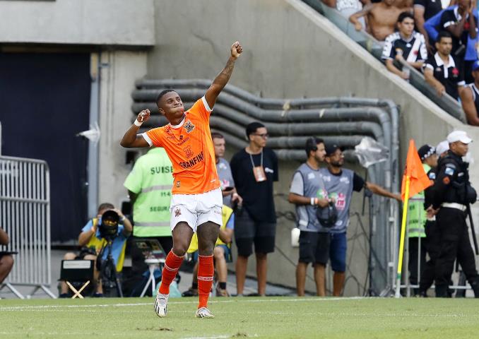 Bill comemora o gol da vitória e da classificação do Nova Iguaçu (Crédito: Úrsula Nery/Agência FERJ)