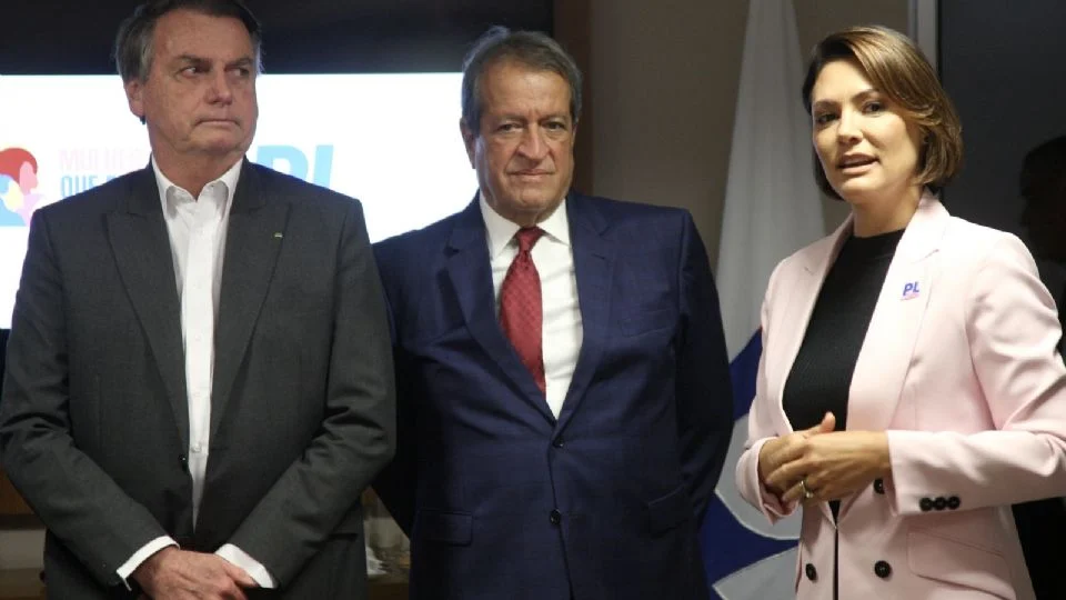 Jair Bolsonaro, Valdemar da Costa Neto e Michelle Bolsonaro em evento do PL Mulher. Créditos: Beto Barata/ PL