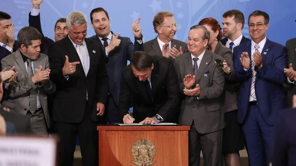 Bolsonaro em 2019 na assinatura do decreto que flexibilizou política de concessão de registros de armas.. Créditos: Marcos Corrêa/PR