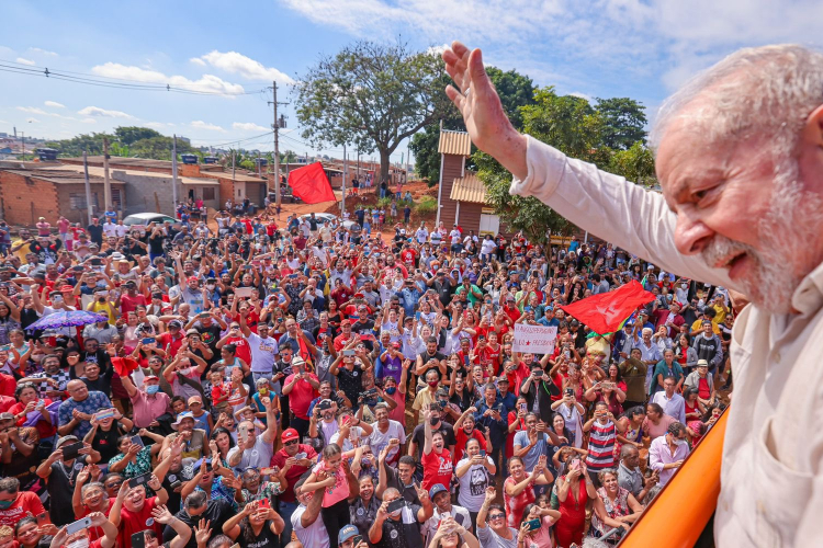 Presidente Lula e seus eleitores. Foto: Divulgação