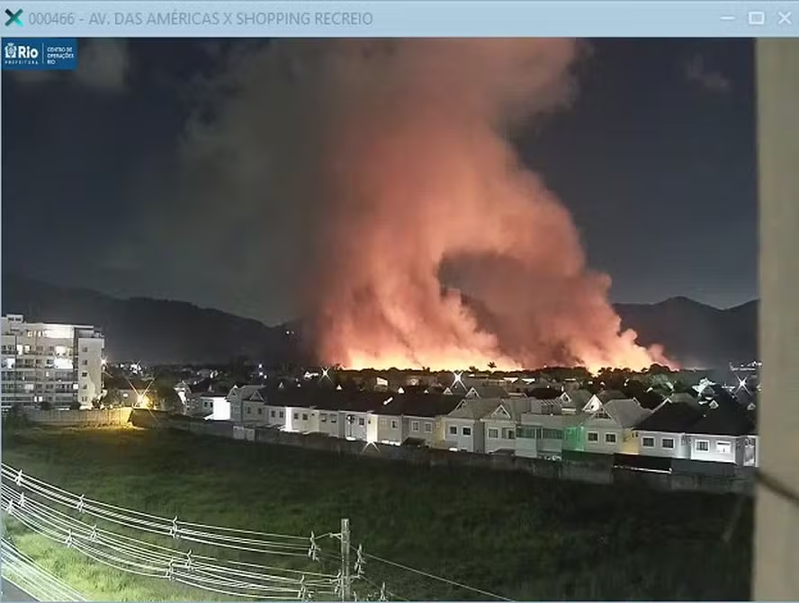 Incêndio de grandes proporções atinge região de mata em Vargem Grande