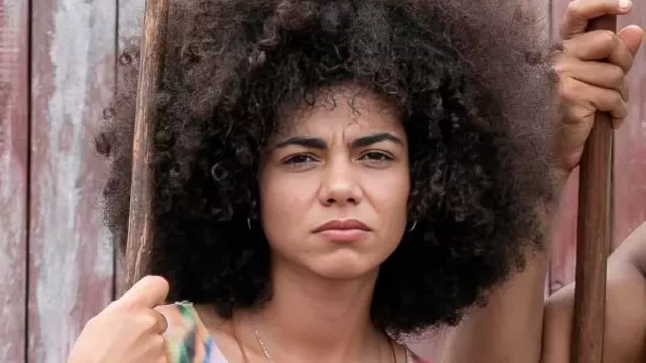 Em Renascer, Zinha rouba beijo de Lu (Foto: Reprodução/Globo)