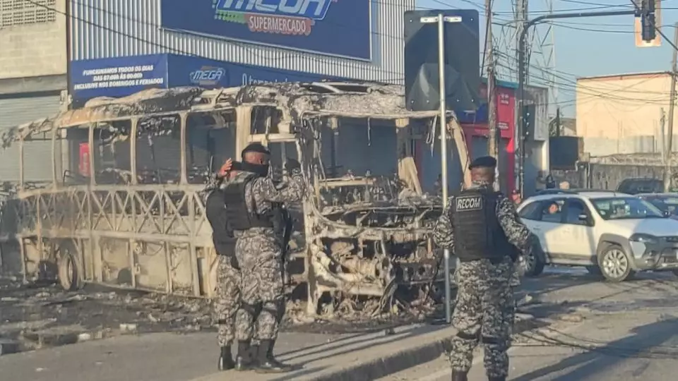 Criminosos queimaram ônibus em protesto por prisão de miliciano no Rio. Foto: Polícia Militar do Rio de Janeiro.