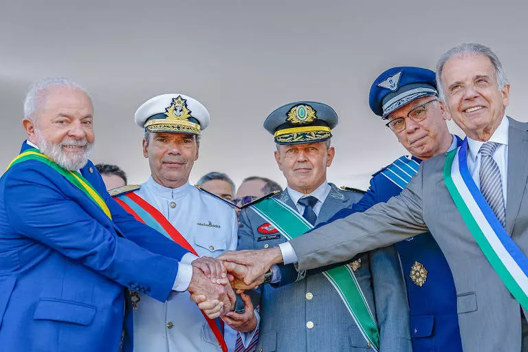 O presidente Lula com os comandantes militares Marcos Olsen, Tomás Paiva, Marcelo Damasceno, além do ministro da Defesa, José Múcio. Foto: Ricardo Stuckert