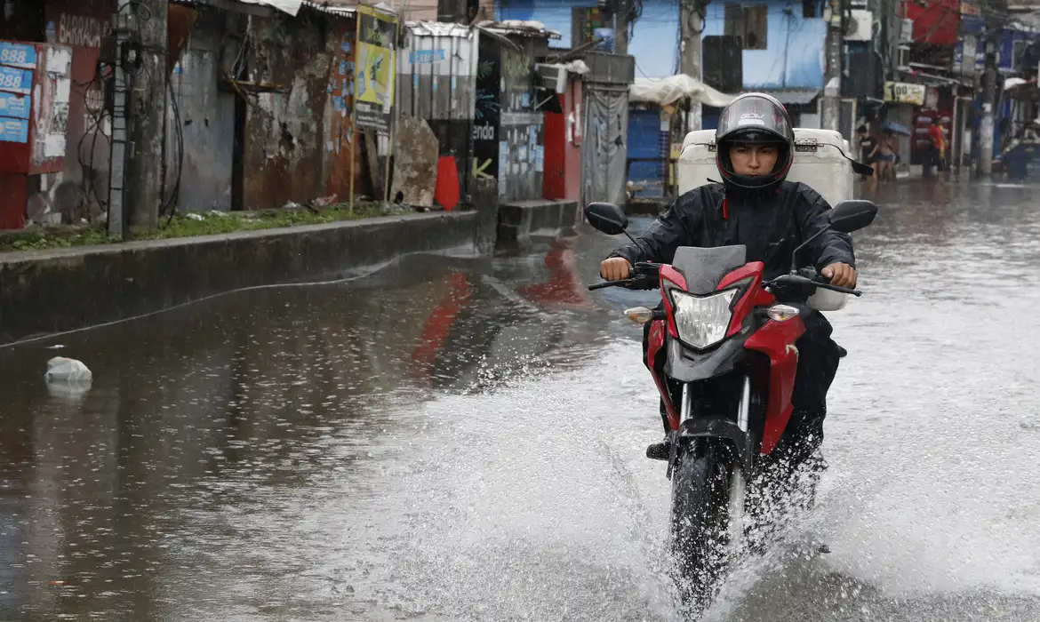 Temporal: prefeito do Rio pede que população antecipe volta para casa