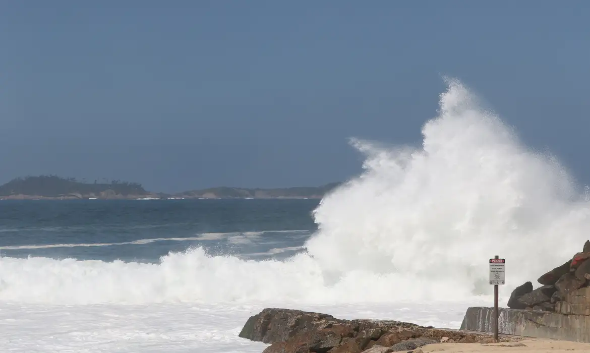 Marinha do Brasil emite aviso de ressaca válido das 21h desta terça-feira (05/03) às 21h de quarta-feira (06/03)