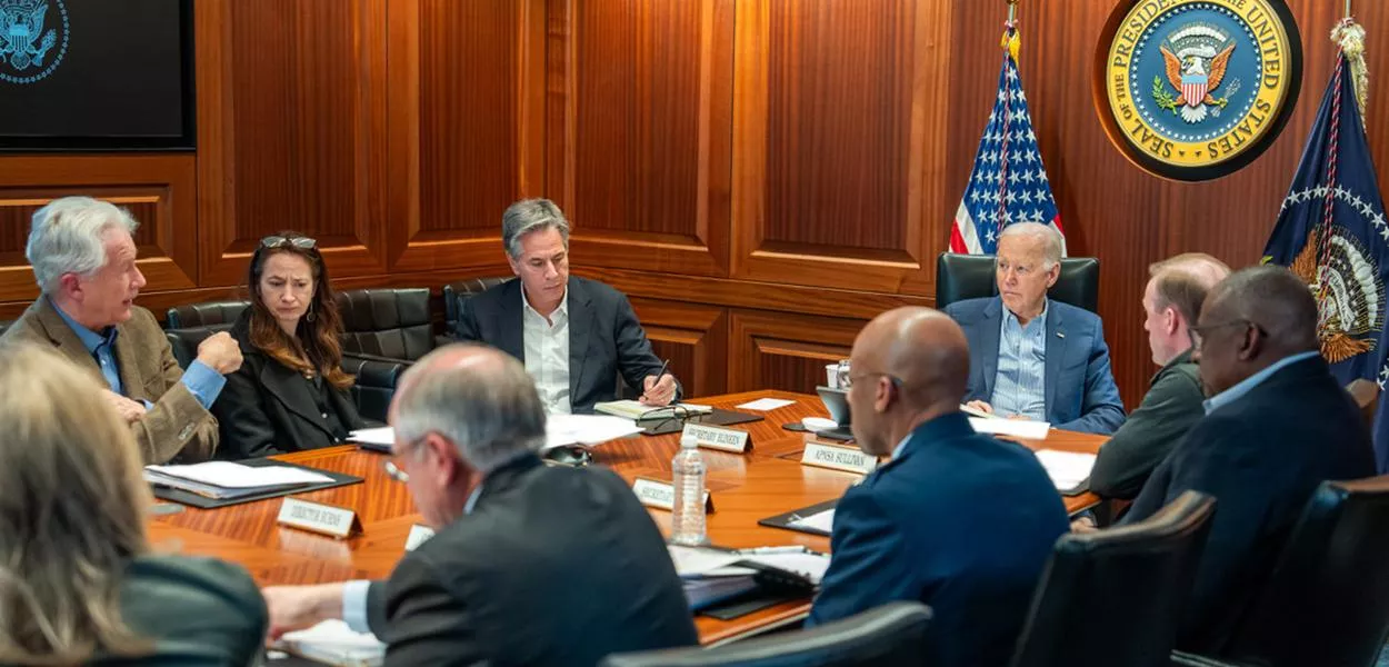 Joe Biden com equipe de segurança (Foto: Divulgação )