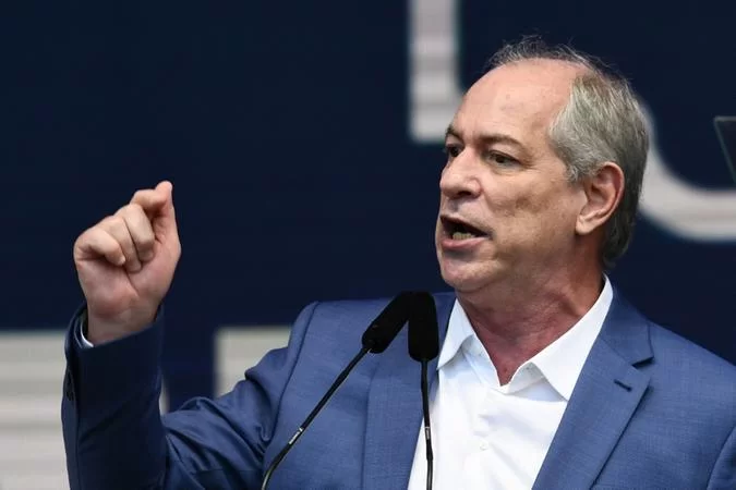 Ciro Gomes gera controvérsia ao criticar senadora Janaína Farias, desencadeando debates sobre machismo na política. Disputas internas no PT para eleições municipais em Fortaleza também aquecem. Ciro Gomes. (Foto: Reprodução)