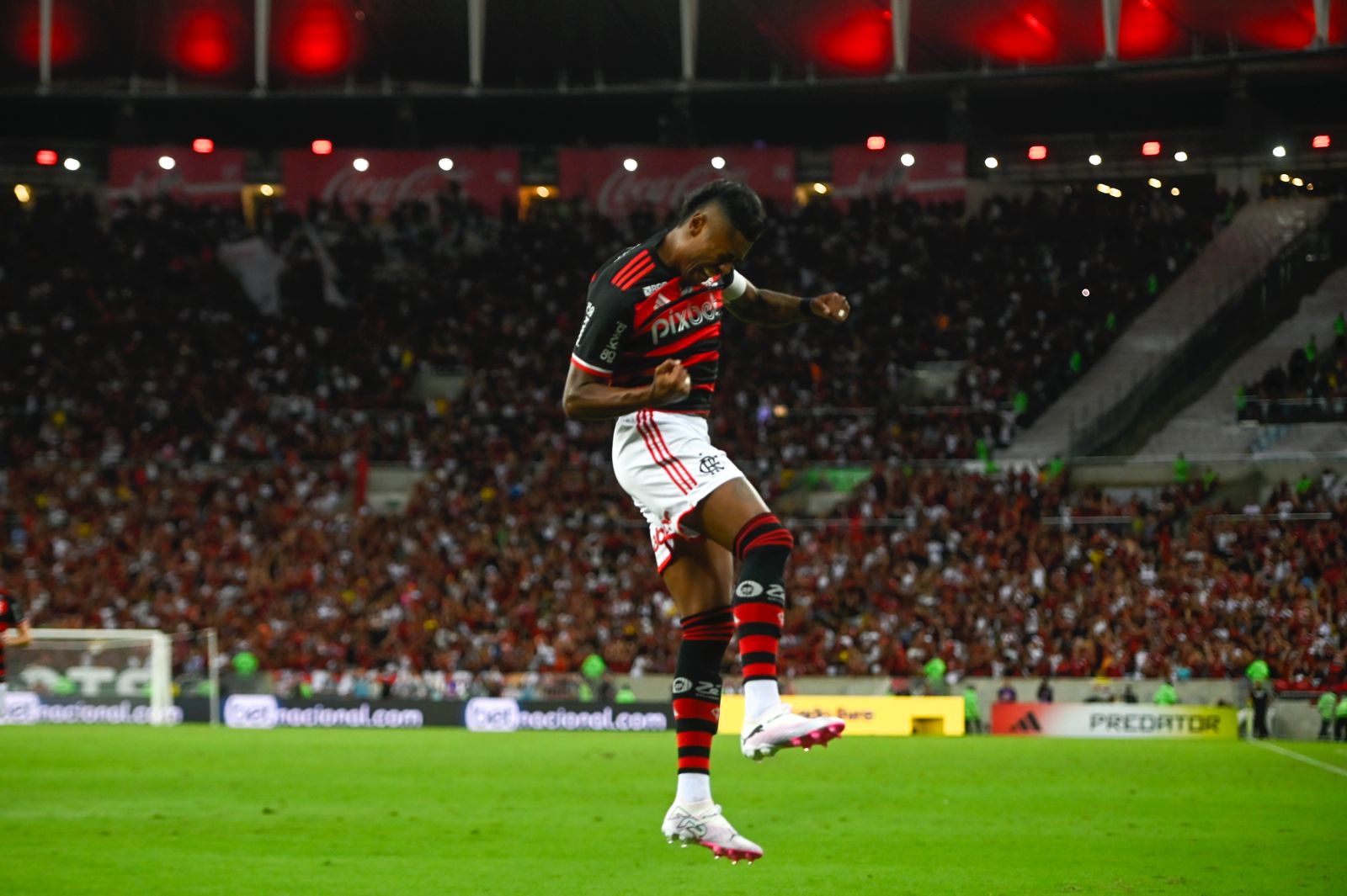 Bruno Henrique foi o autor do golaço que decretou o triunfo rubro-negro por 1 a 0, no Maracanã