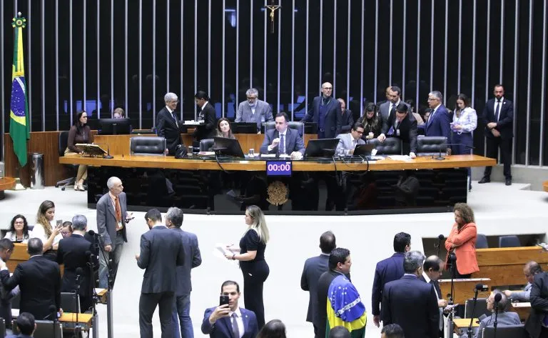 Congresso Nacional em Brasília durante sessão de votação sobre saídas temporárias de presos.