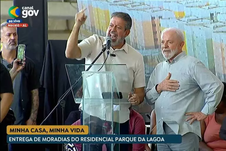 O presidente da Câmara, Arthur Lira (PP-AL), foi vaiado e defendido por Lula durante evento. Foto: Reprodução