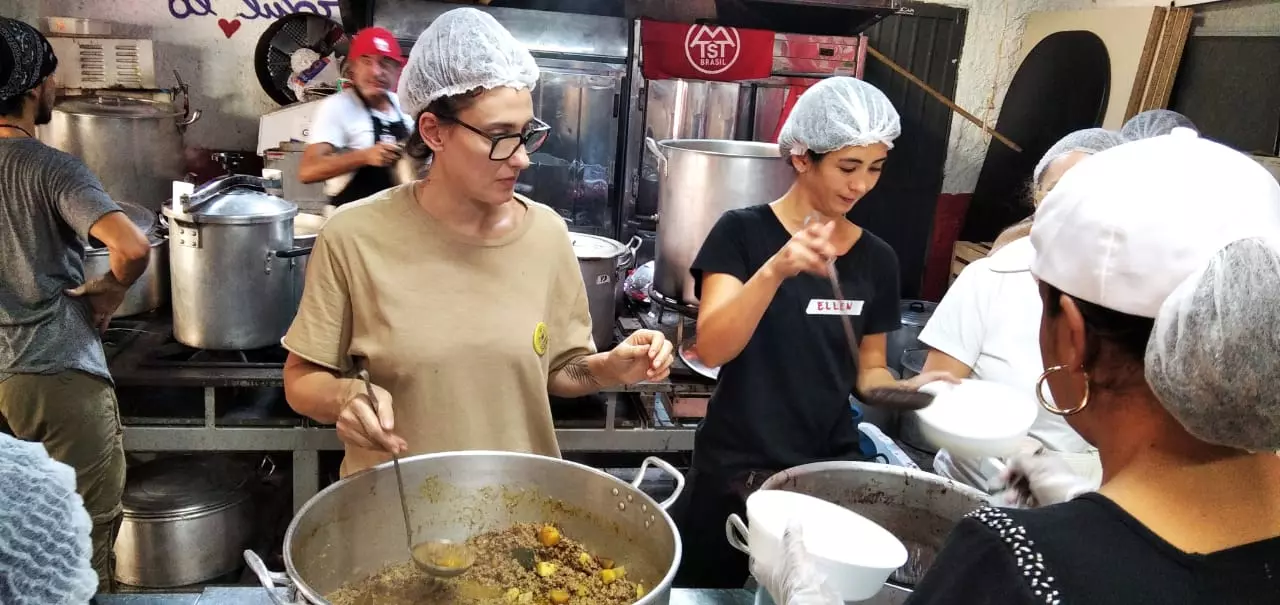 Paola Carosella cozinha para desabrigados junto ao MTST