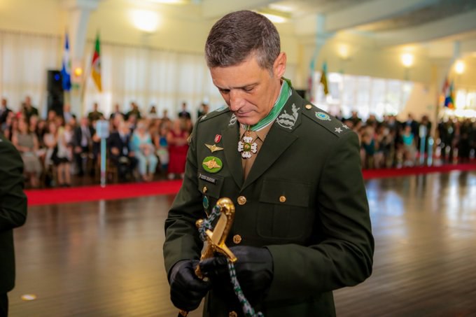 General Zucco, em foto que mostra quando foi promovido, em abril de 2022