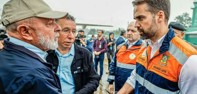 Lula e o governador do Rio Grande do Sul, Eduardo Leite, se cumprimentando (Foto: Divulgação (Redes Sociais))