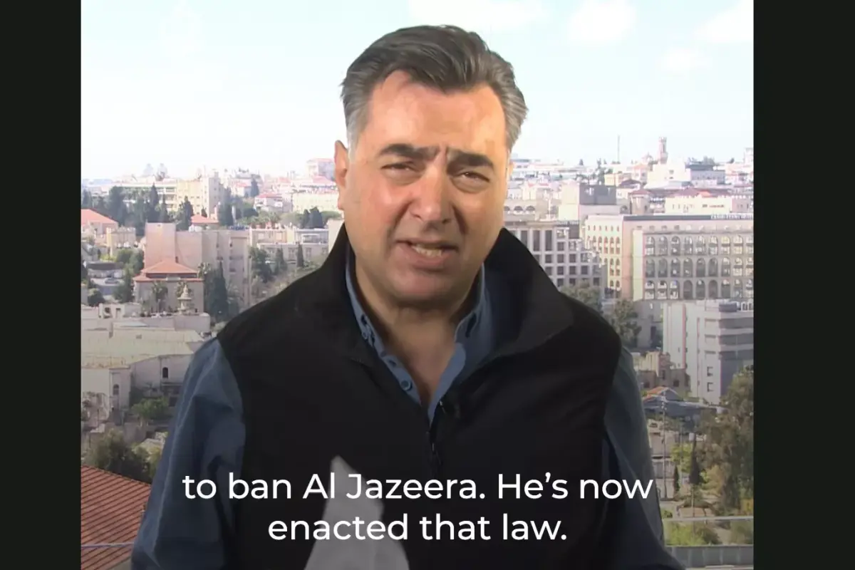 Jornalista Imran Khan em sua última gravação em Jerusalém ocupada antes de Al Jazeera ser banida [Captura de Tela]