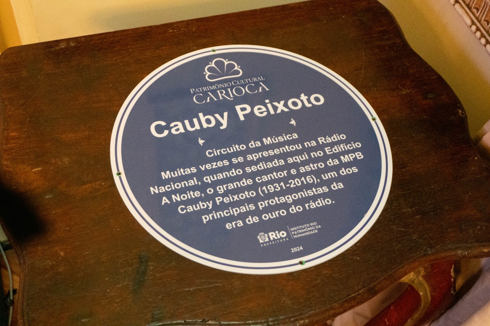 A placa que homenageia o cantor Cauby Peixoto como Patrimônio Cultural Carioca - Prefeitura do Rio