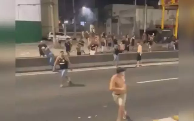 Briga entre torcedores do Corinthians e do Flamengo. (Foto: Reprodução)