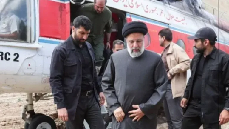 Ebrahim Raisi e sua comitiva em um helicóptero. Foto: Divulgação