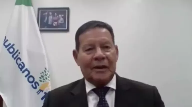 Senador Hamilton Mourão defende sua postura durante crise no Rio Grande do Sul, afirmando não ser sua função participar de salvamentos