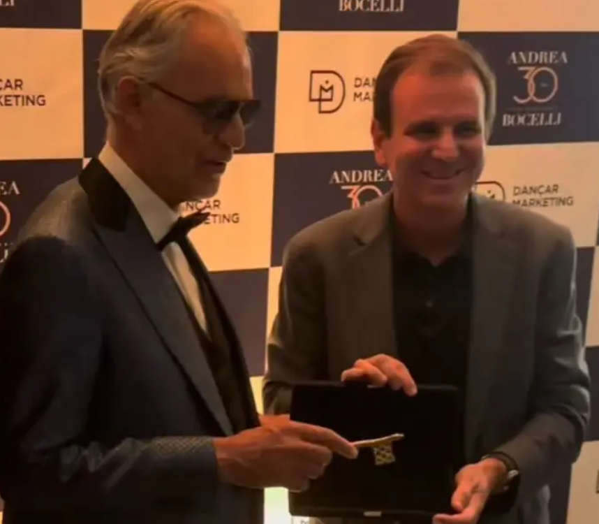 Andrea Bocelli e Eduardo Paes durante a entrega da chave da cidade no hotel Fairmont, no Rio de Janeiro