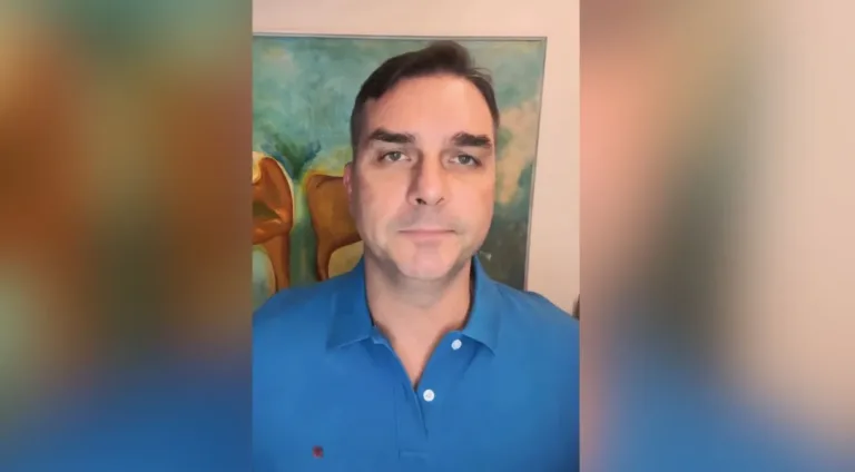 Na avaliação de Flávio Bolsonaro, a iniciativa pode ajudar a gerar empregos, reduzir o custo de investimentos e dar estabilidade às pessoas que já ocupam esses imóveis 31/05/2024 - Reprodução/X/FlavioBolsonaro