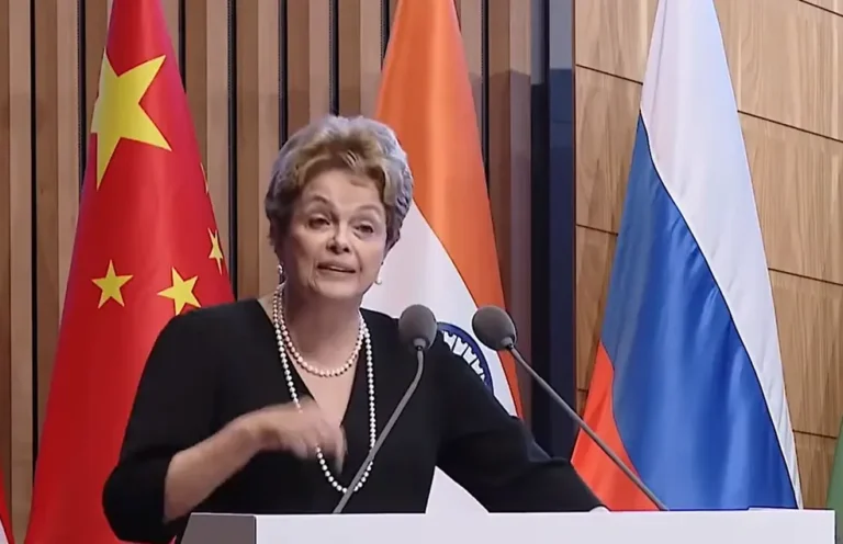 Dilma durante discurso de posse do banco dos Brics, em Xangai. Foto: TV Brasil