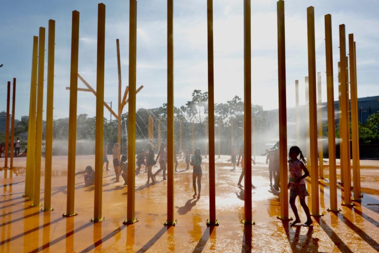 Crianças se refrescam e se divertem na praça molhada na inauguração do Parque Rita Lee - Beth Santos/Prefeitura do Rio