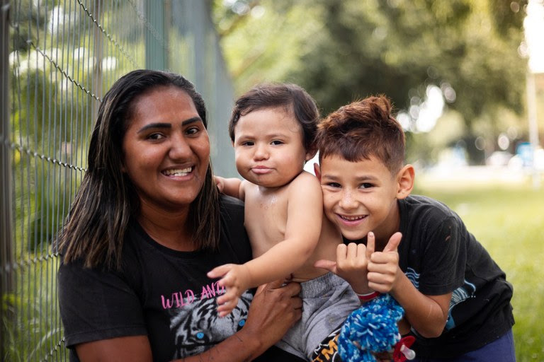 Antônia e os filhos Enzo (6 anos) e Lorenzo (1 ano) em Brasília (DF): obras e equipamentos têm impacto direto no cotidiano de mães e de responsáveis pelo cuidado com crianças e adolescentes - Foto: Lyon Santos / MDS