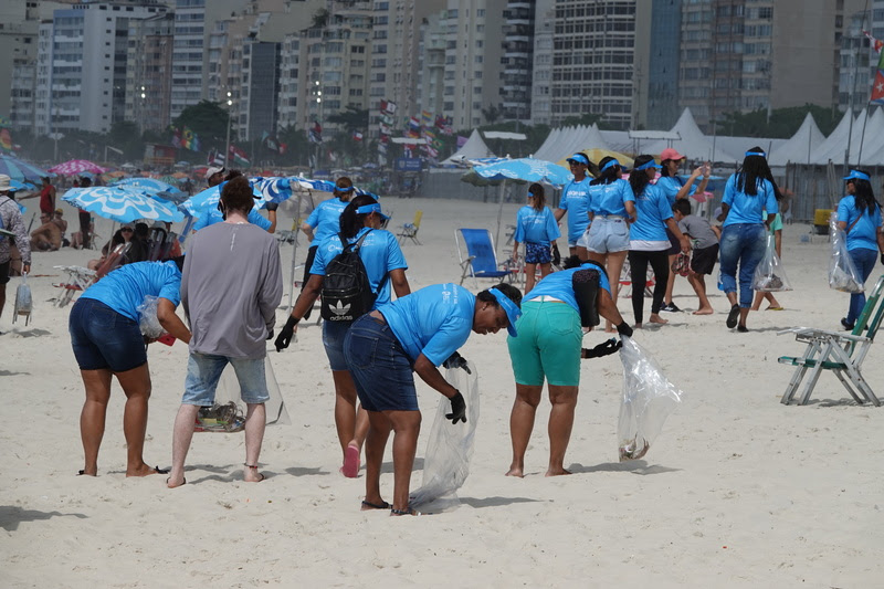 Mutirão realizado pelo Movimento Plástico Transforma na praia de Copacabana em 2023 - Foto: Divulgação Movimento Plástico Transforma