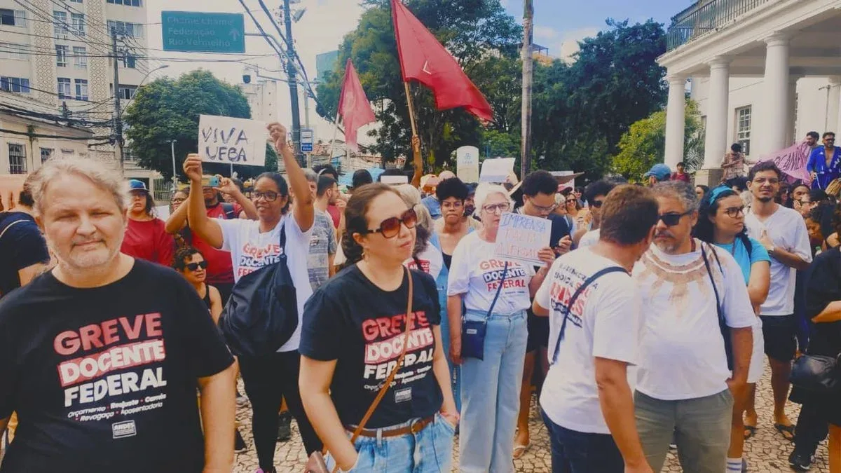 Manifestação de grevistas diante da reitoria da Ufba (Marina Silva / Correio da Bahia)