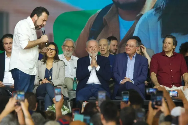 Guilherme Boulos critica tratamento desigual e modelo de escolas militares em evento com Lula, destacando diferenças entre periferia e bairros ricos.