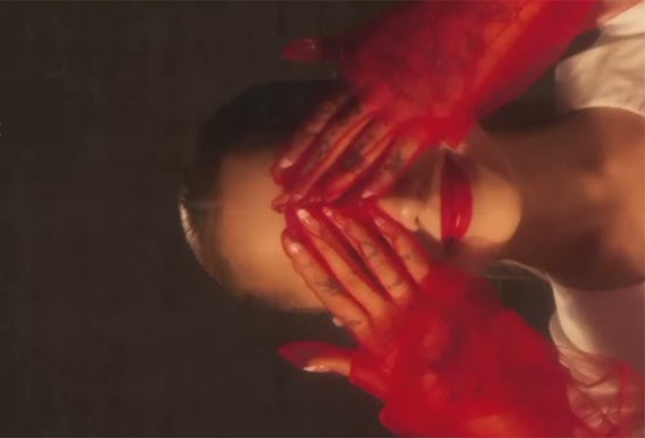 Ariana grande lança o videoclipe de “The Boy is Mine”