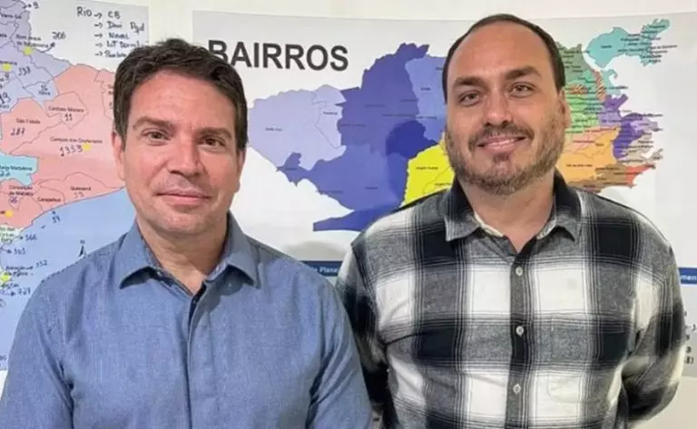 O ex-chefe da Abin, Alexandre Ramagem (PL-RJ), e o vereador Carlos Bolsonaro (PL). Foto: Reprodução